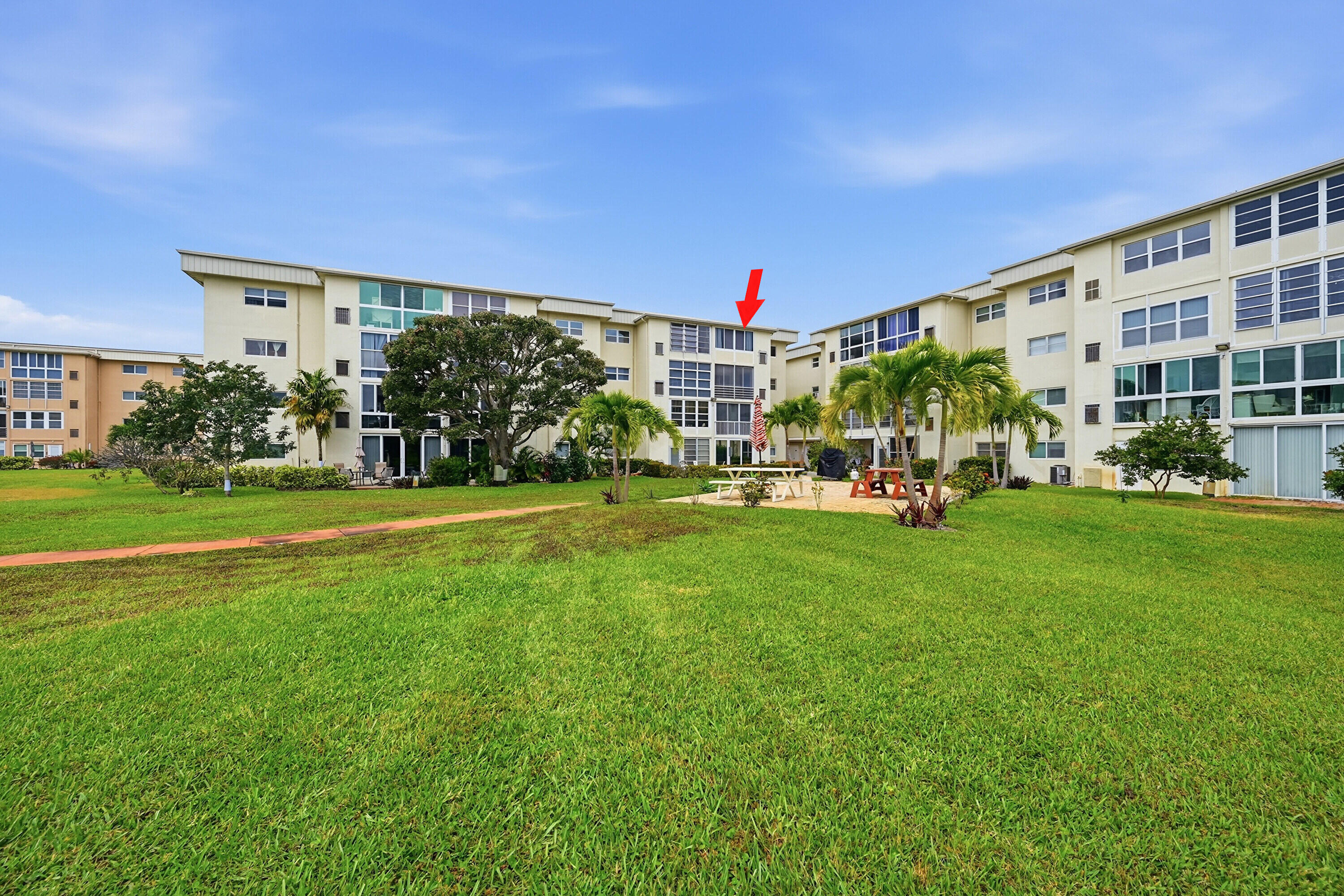 VILLAGE ROYALE ON THE GREEN CONDO COMPLEX - Residential