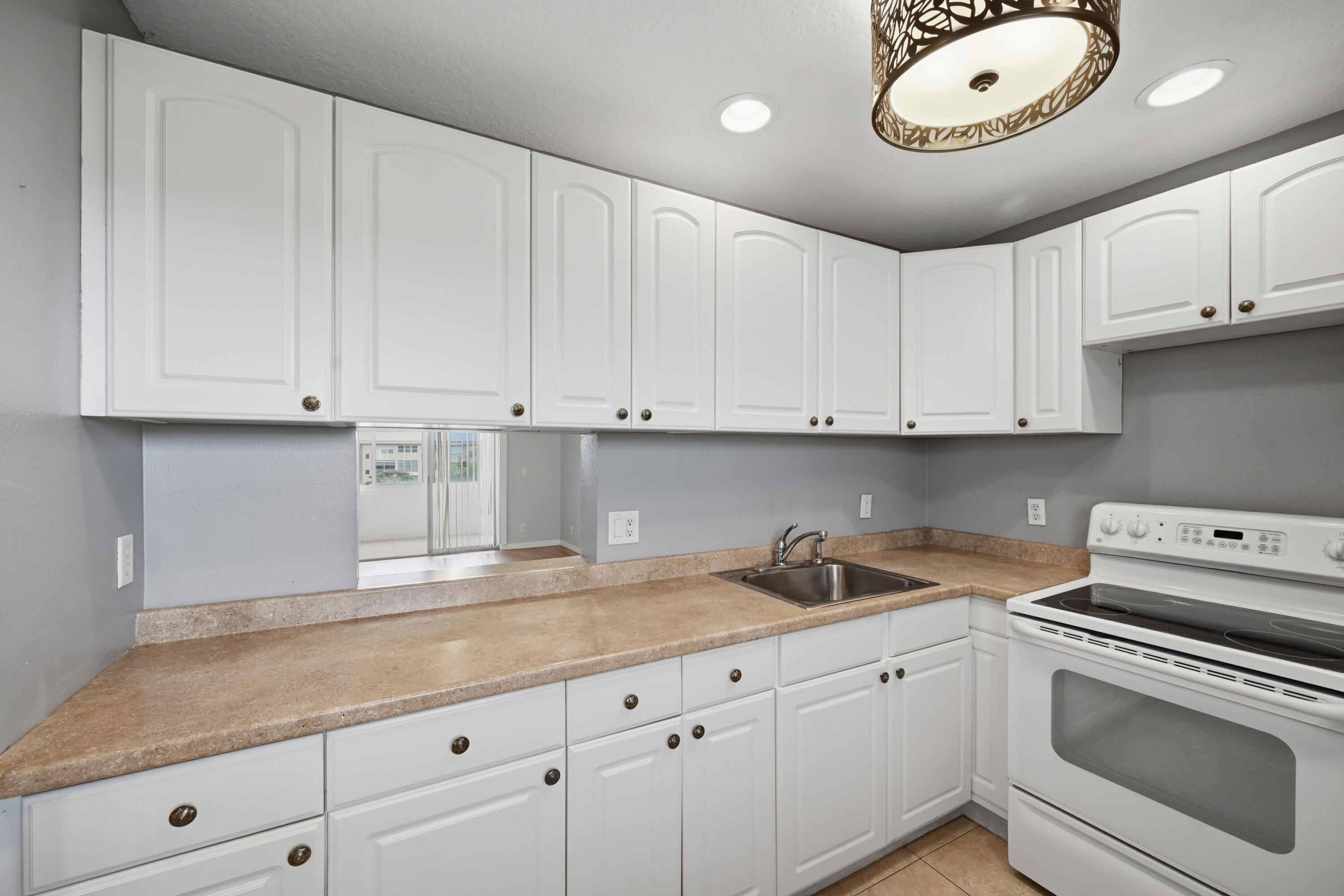 VILLAGE ROYALE ON THE GREEN CONDO COMPLEX - Residential