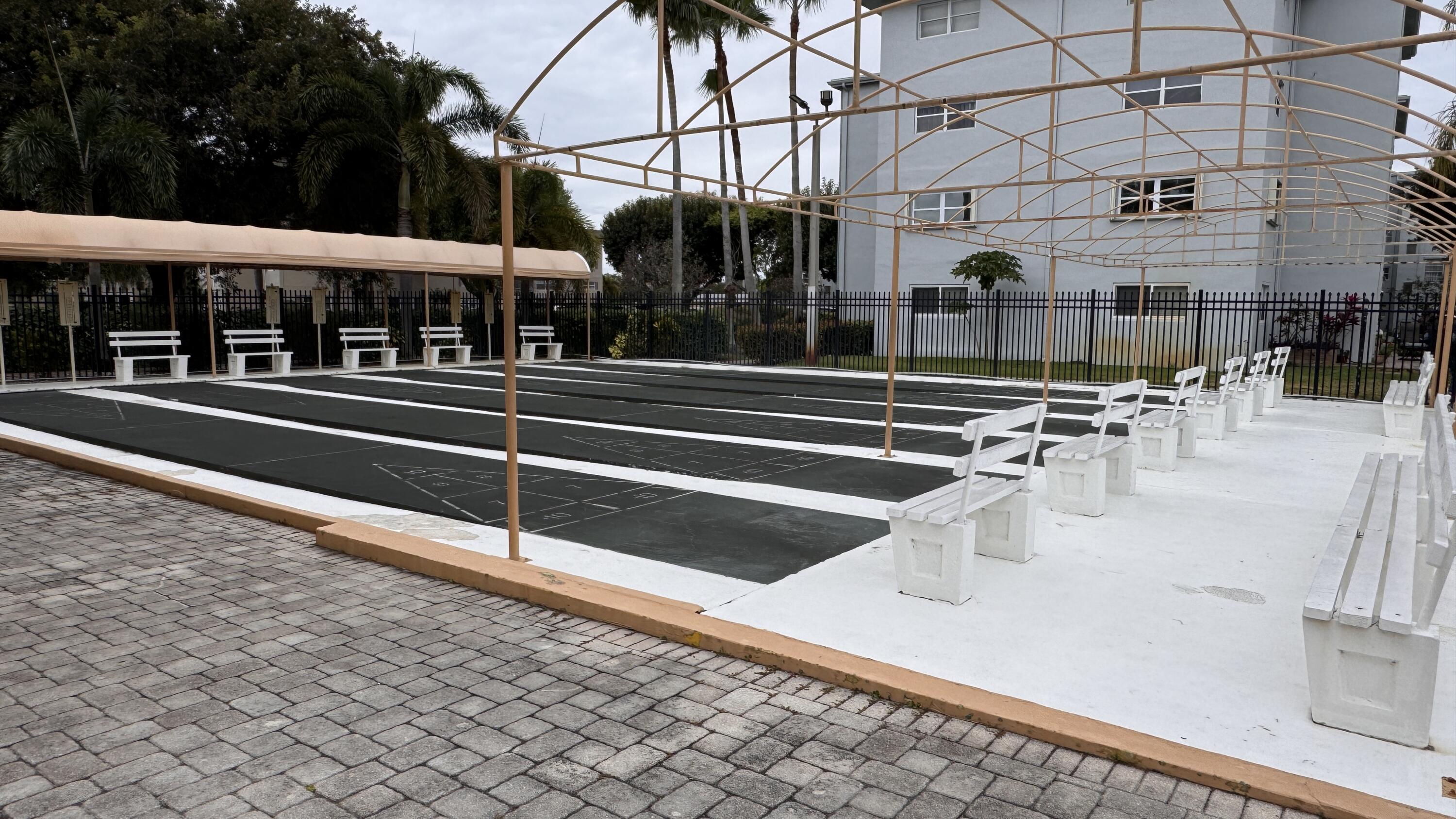 VILLAGE ROYALE ON THE GREEN CONDO COMPLEX - Residential