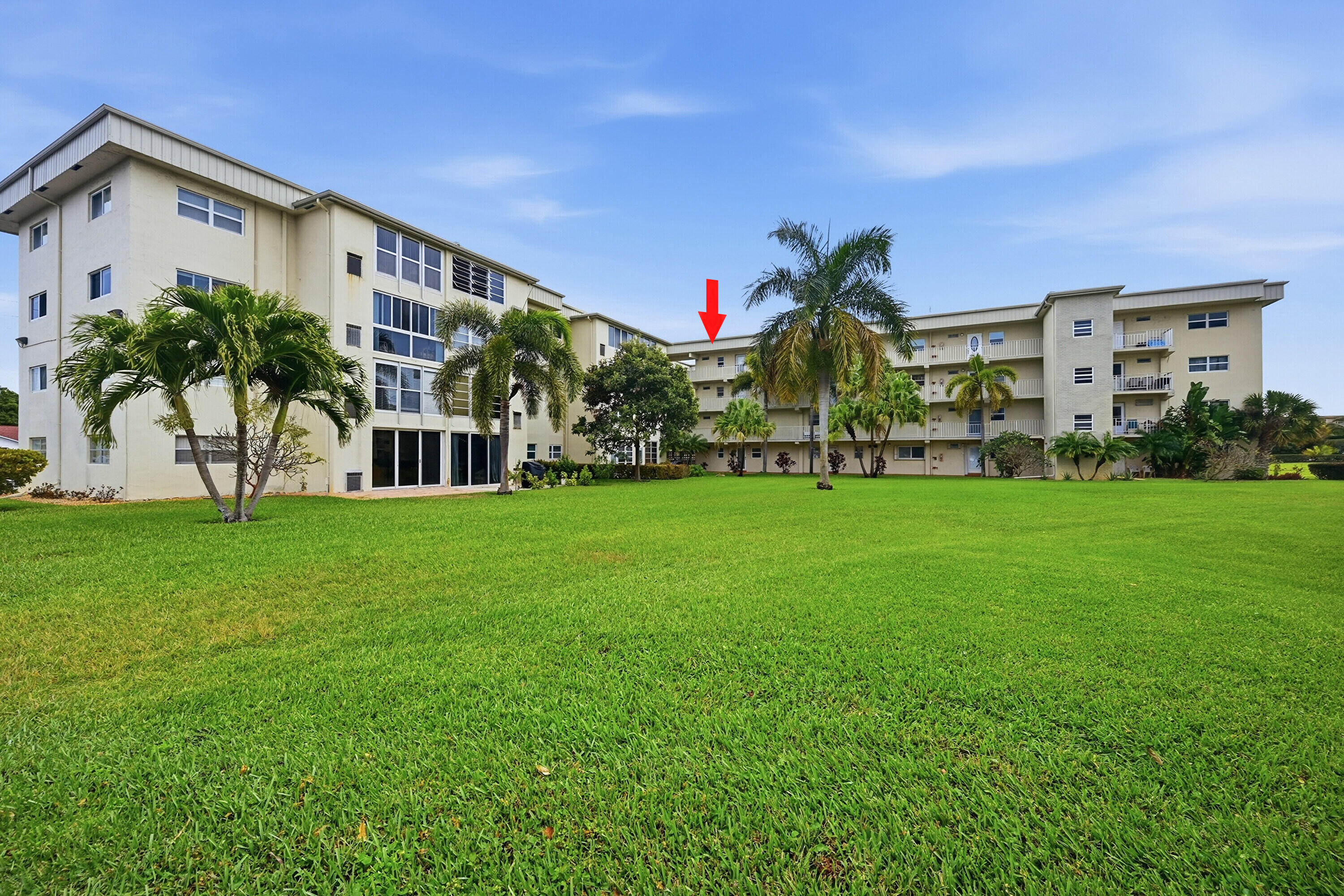 VILLAGE ROYALE ON THE GREEN CONDO COMPLEX - Residential