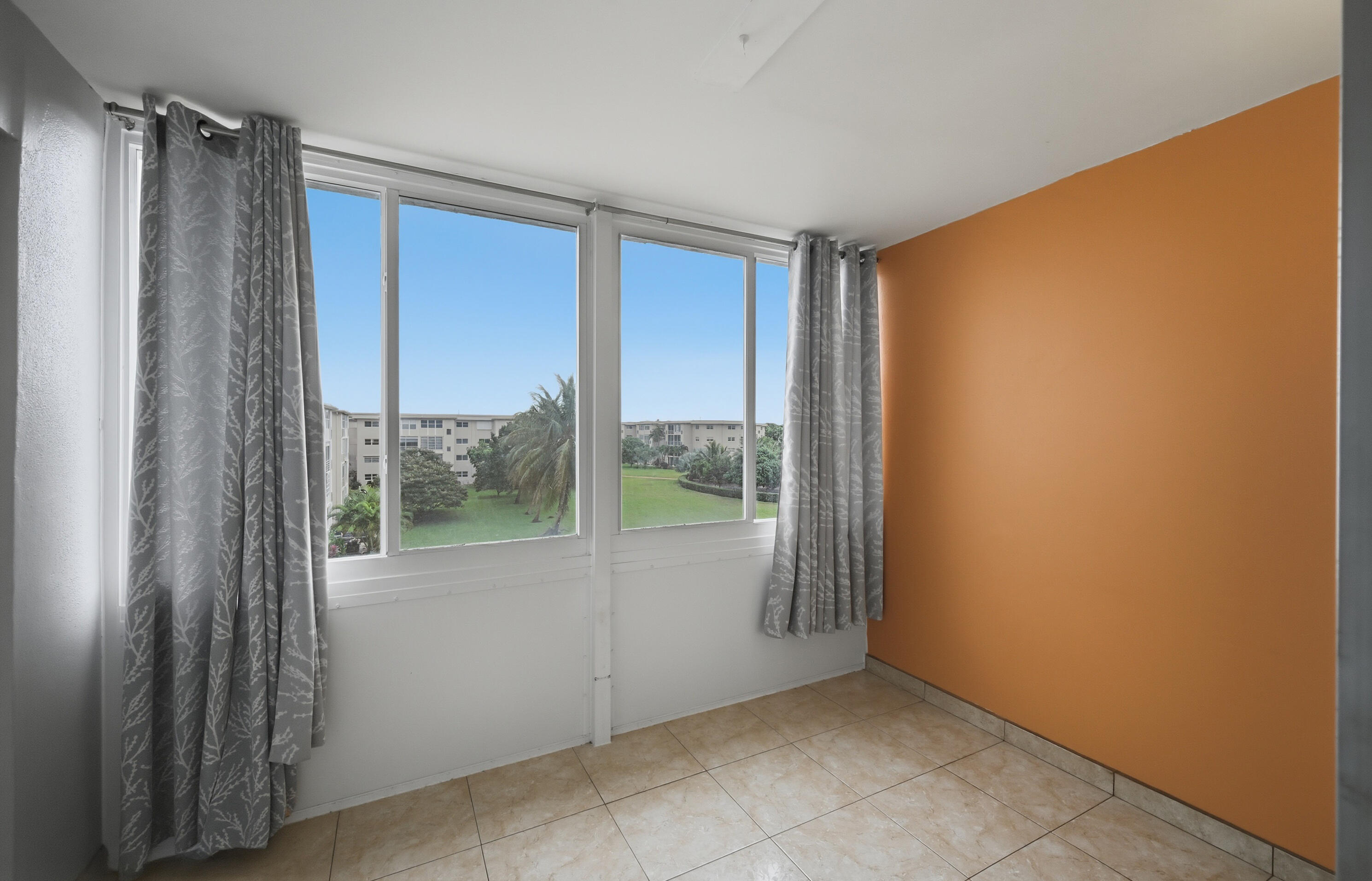 VILLAGE ROYALE ON THE GREEN CONDO COMPLEX - Residential