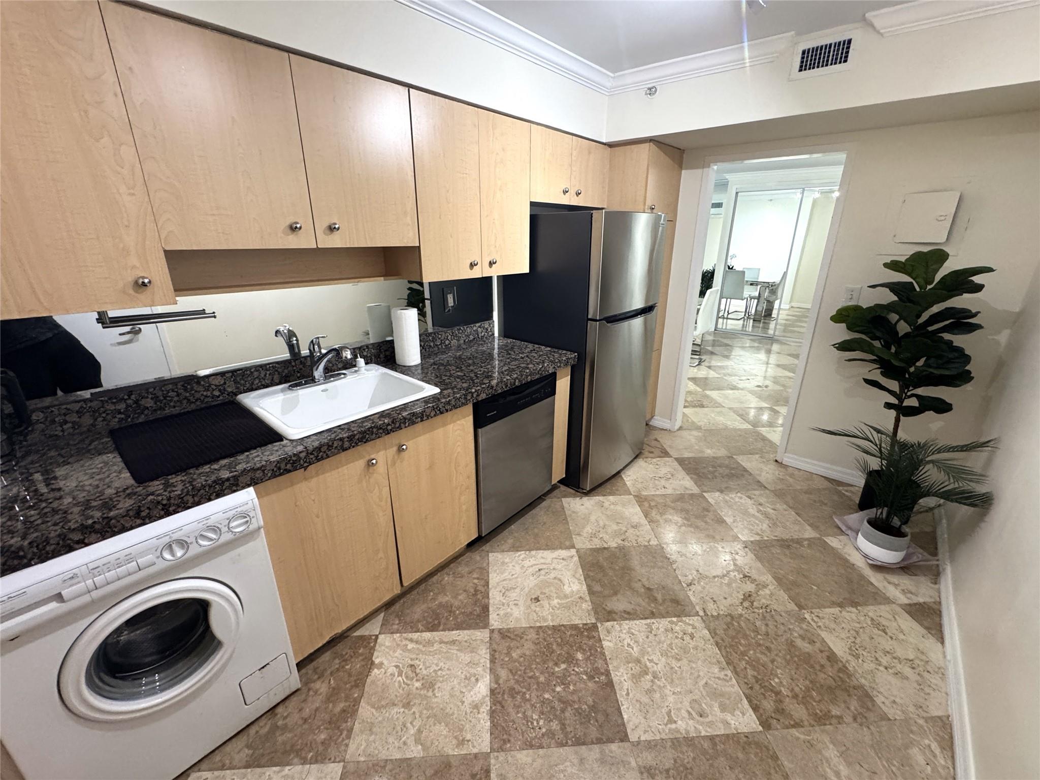 9195 Collins Ave 912