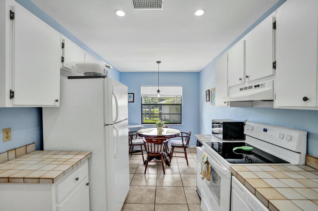 Photo of 19 STRATFORD Drive E #Unit F, Boynton Beach, FL 33436 (MLS # B26061591)