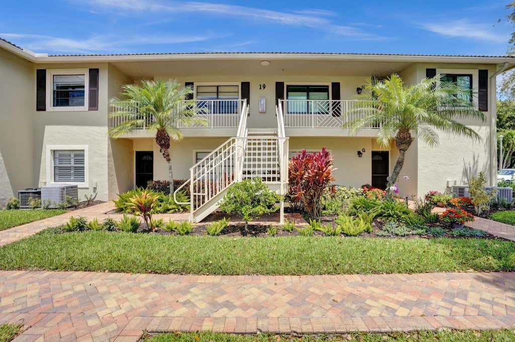 Photo of 19 STRATFORD Drive E #Unit F, Boynton Beach, FL 33436 (MLS # B26061591)