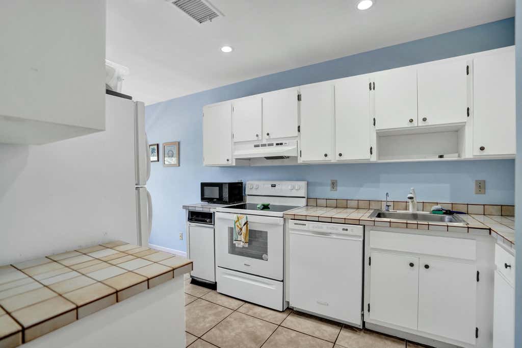 Photo of 19 STRATFORD Drive E #Unit F, Boynton Beach, FL 33436 (MLS # B26061591)
