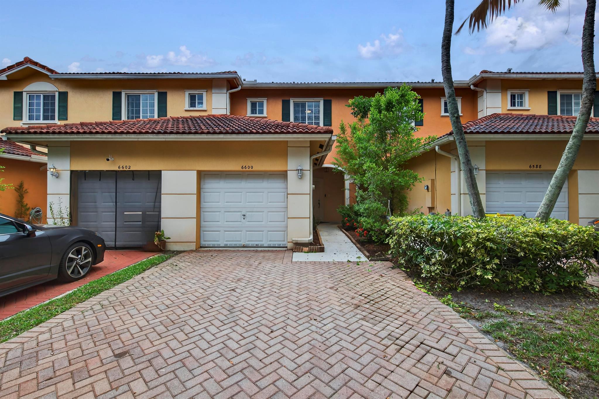 SPACIOUS TWO STORY TOWNHOUSE WITH DOUBLE MASTER SUITES! WOOD AND TILE FLOORING THROUGHOUT, LOVELY KITCHEN WITH GRANITE COUNTERS OPENS TO GREAT ROOM AND DINING AREA WITH HIGH CEILINGS. SLIDING GLASS DOOR ACCESSES THE COVERED, SCREENED AND TILED PATIO, FENCED YARD ADDS PRIVACY! HALF BATH ISDOWNSTAIRS. BEDROOMS HAVE EN SUITE BATHS WITH GRANITE AND EACH HAS A WALK IN CLOSET. ONE- CAR GARAGE HAS A DIVIDING WALL FOR STORAGE WHICH CAN BE REMOVED FOR USE AS FULL 1 CAR GARAGE. UNIT IS LEASED UNTIL SEPT 6. 2025. NEW APPLIANCE PACKAGE TO BE INSTALLED. PETS ARE WELCOME! LARGE COMMUNITY POOL AND PLAYGROUND ACROSS THE STREET. QUIET COMMUNITY IS CLOSE TO MAJOR HIGHWAYS, PUBLIC TRANSPORTATION, SHOPPING AND DINING. HURRY TO SEE! A GREAT HOME OR INVESTMENT!
