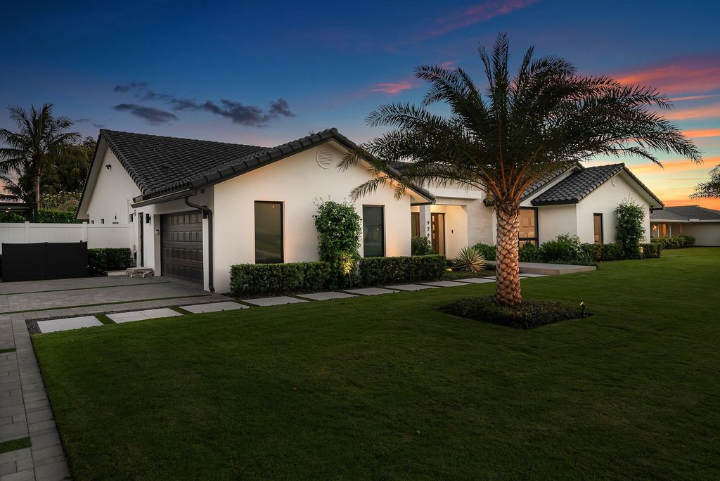 Photo of 926 SW 35th Court, Boynton Beach, FL 33435 (MLS # B26017909)