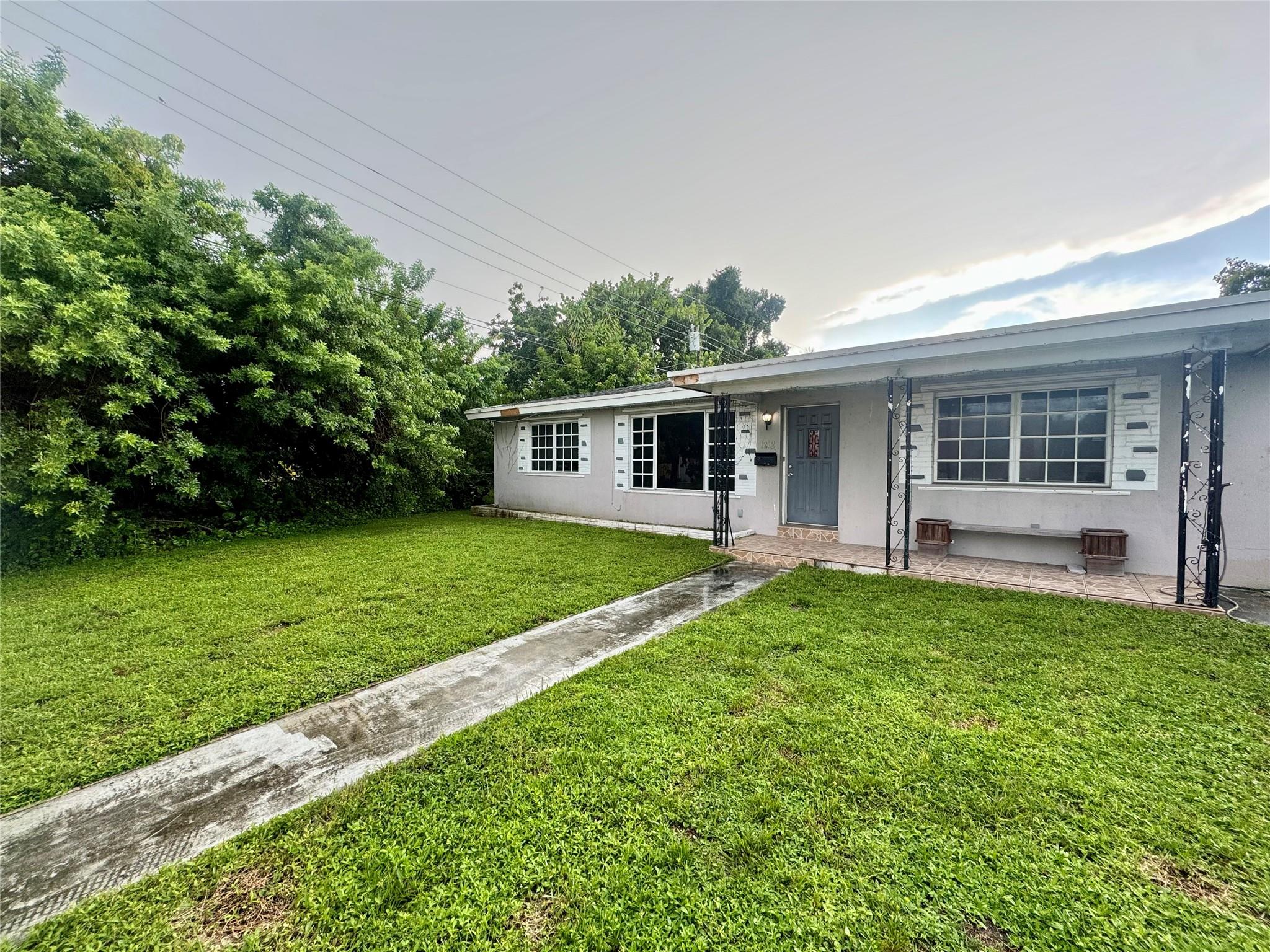 JUST LISTED!! 3 BEDROOM/2 BATH SINGLE FAMILY HOME LOCATED IN SOUTH HOLLYWOOD. MOTIVATED SELLERS!! STAINLESS STEEL APPLIANCES. LARGE PATIO. WASHER DOES NOT CONVEY. PROPERTY SOLD AS IS.