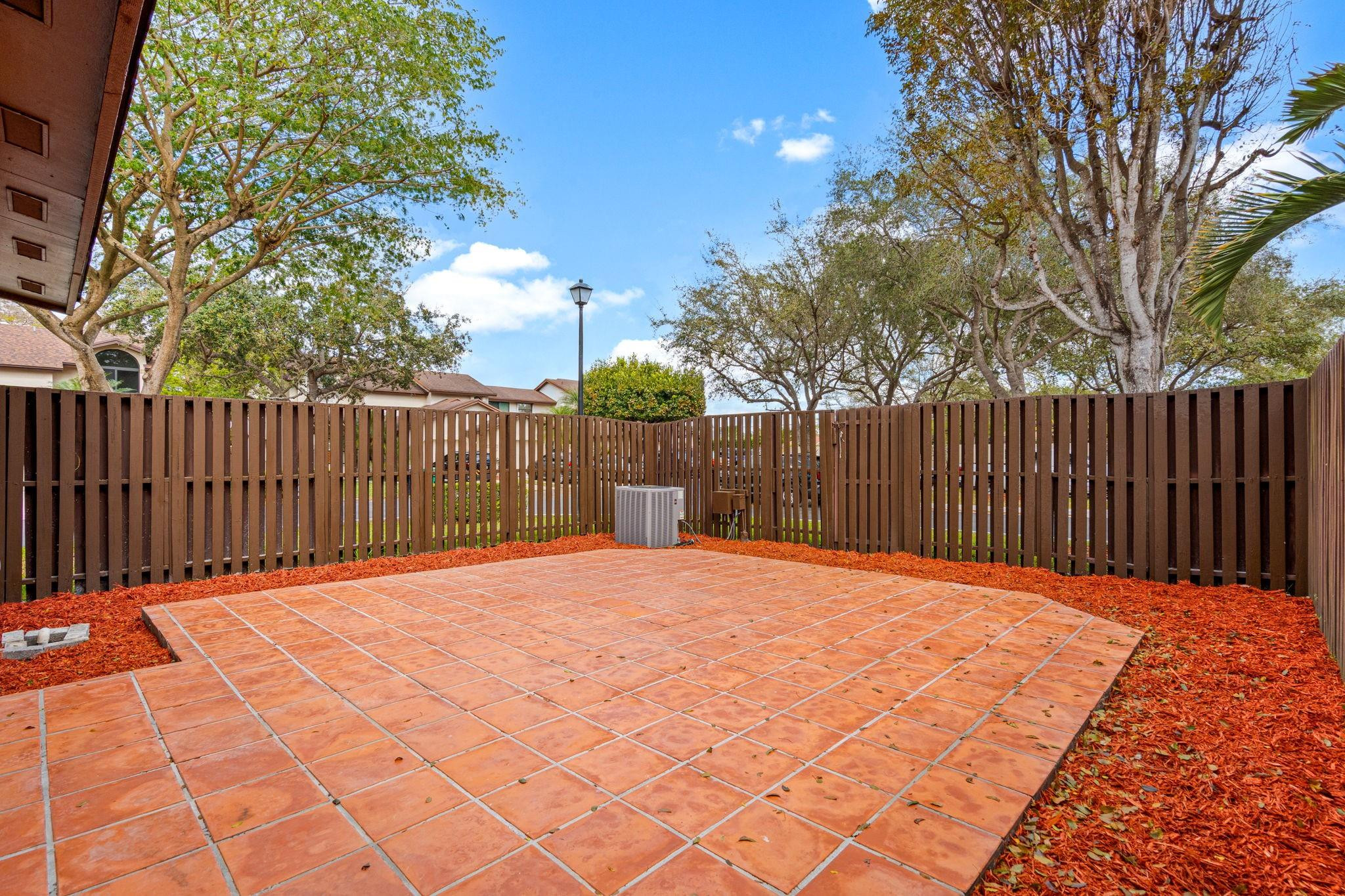 VALENCIA TOWNHOMES - Residential