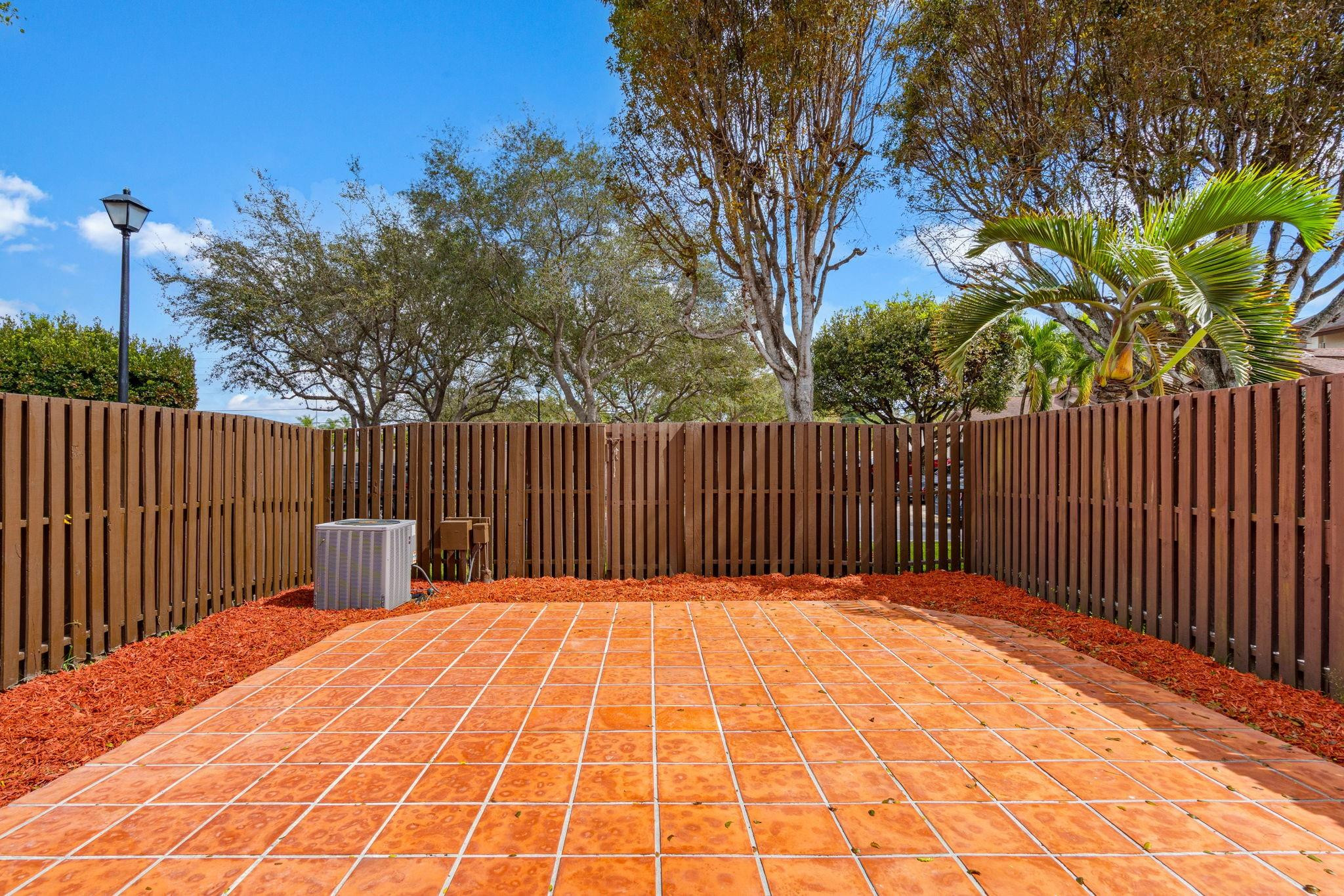 VALENCIA TOWNHOMES - Residential