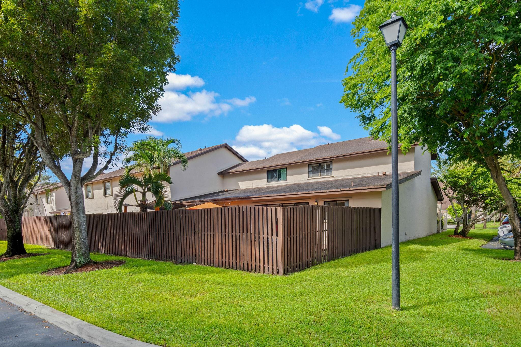 VALENCIA TOWNHOMES - Residential