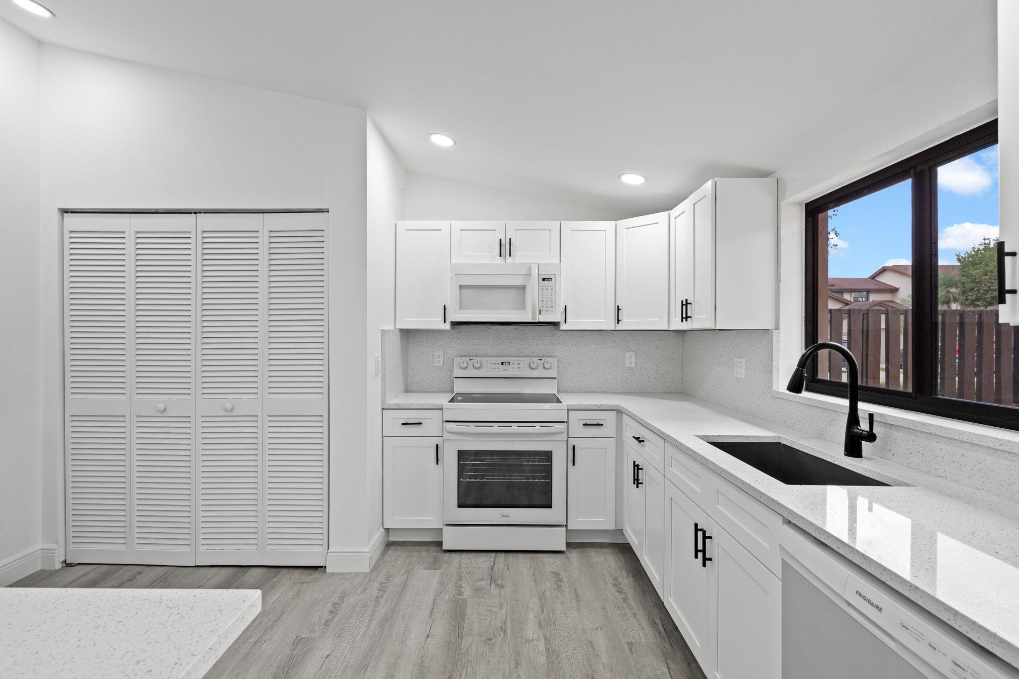 VALENCIA TOWNHOMES - Residential