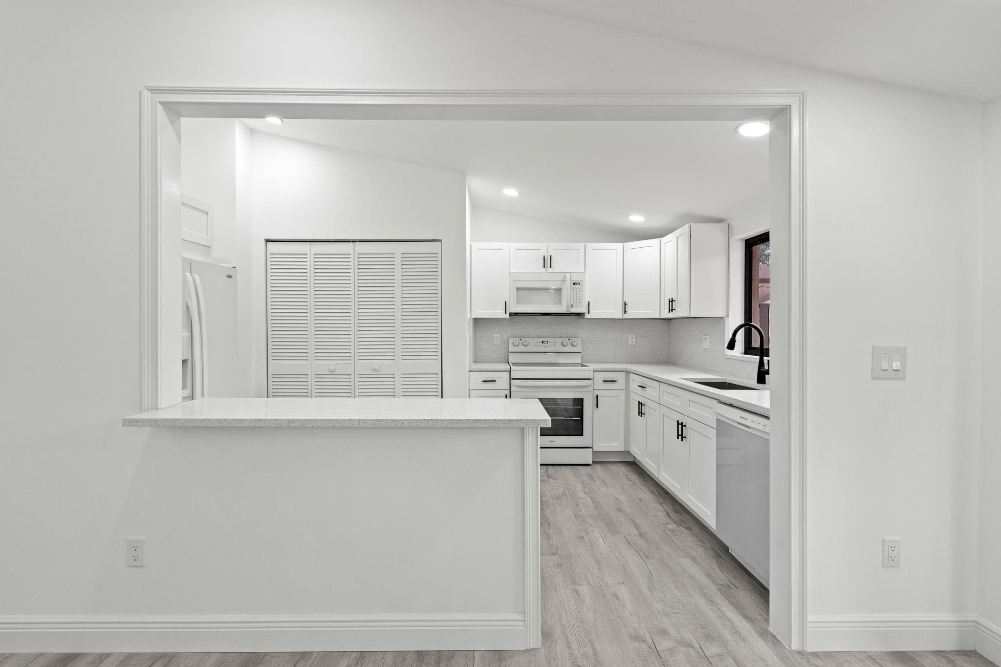 VALENCIA TOWNHOMES - Residential