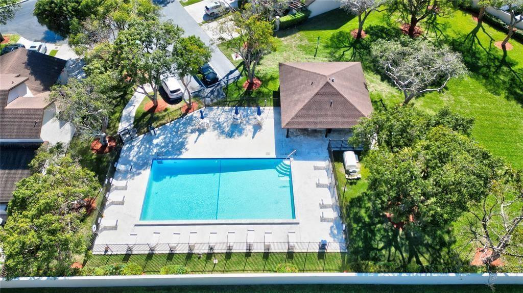 VALENCIA TOWNHOMES - Residential