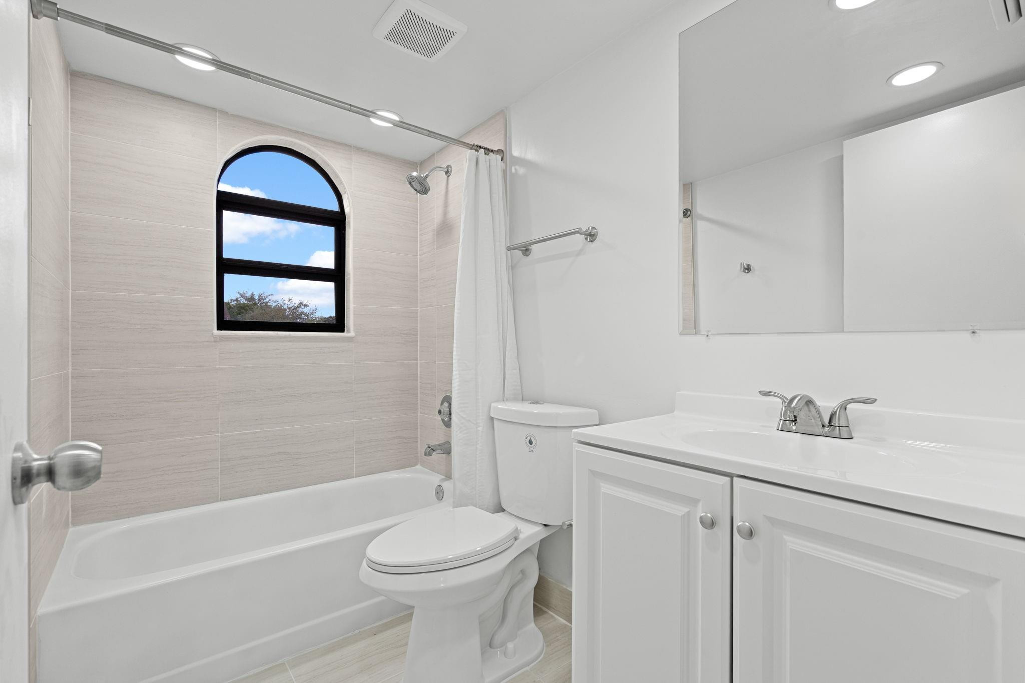 VALENCIA TOWNHOMES - Residential