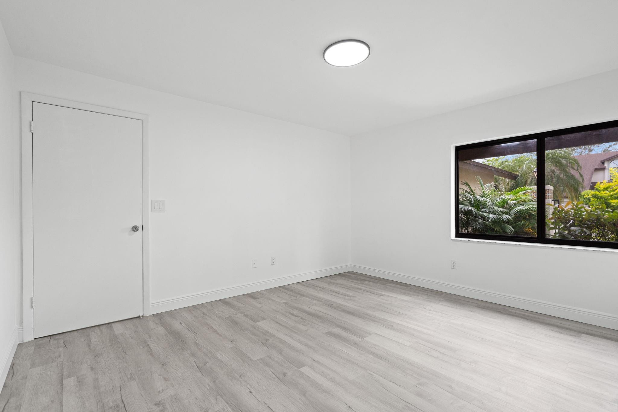 VALENCIA TOWNHOMES - Residential