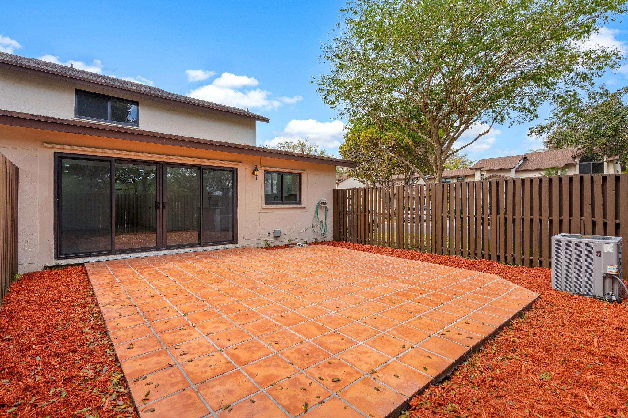 VALENCIA TOWNHOMES - Residential