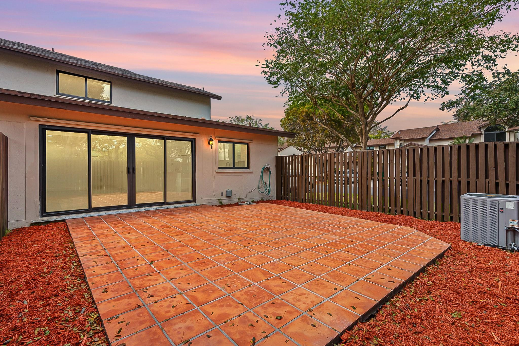 VALENCIA TOWNHOMES - Residential