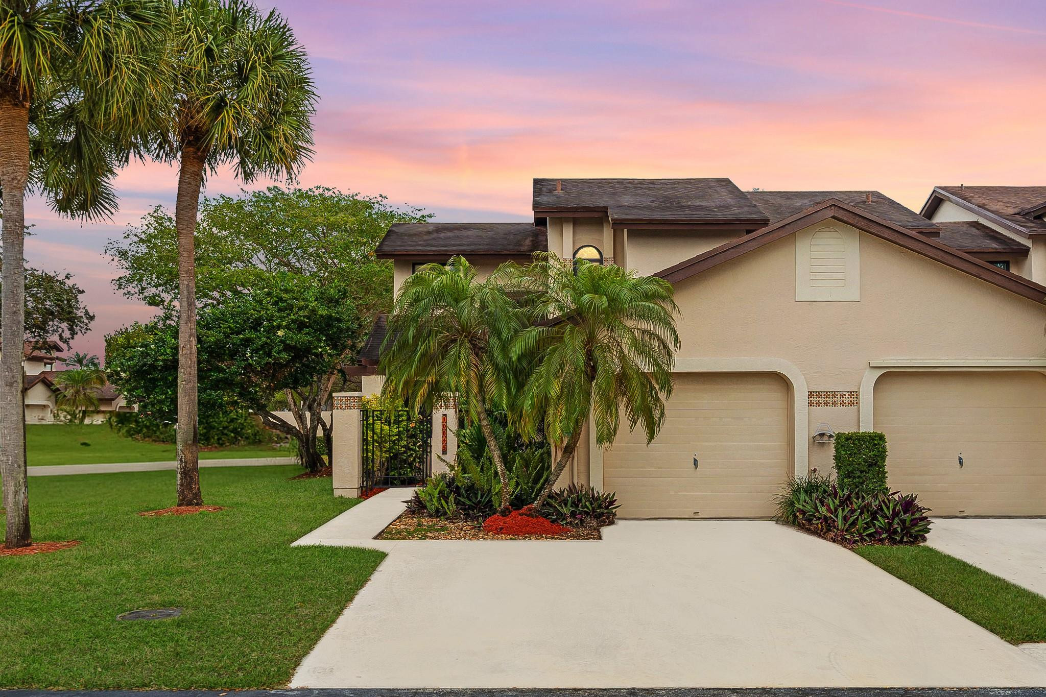 VALENCIA TOWNHOMES - Residential