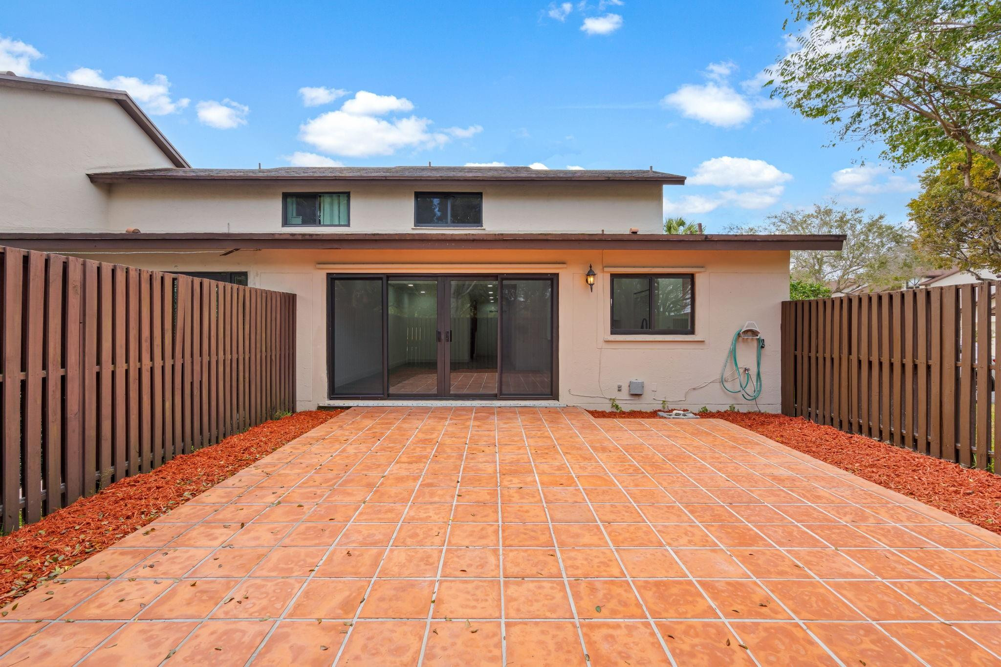 VALENCIA TOWNHOMES - Residential