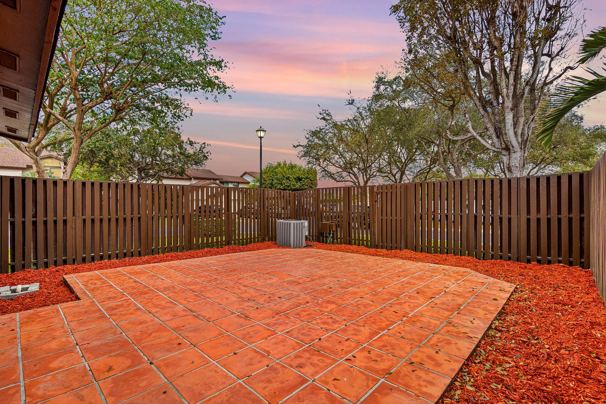 VALENCIA TOWNHOMES - Residential