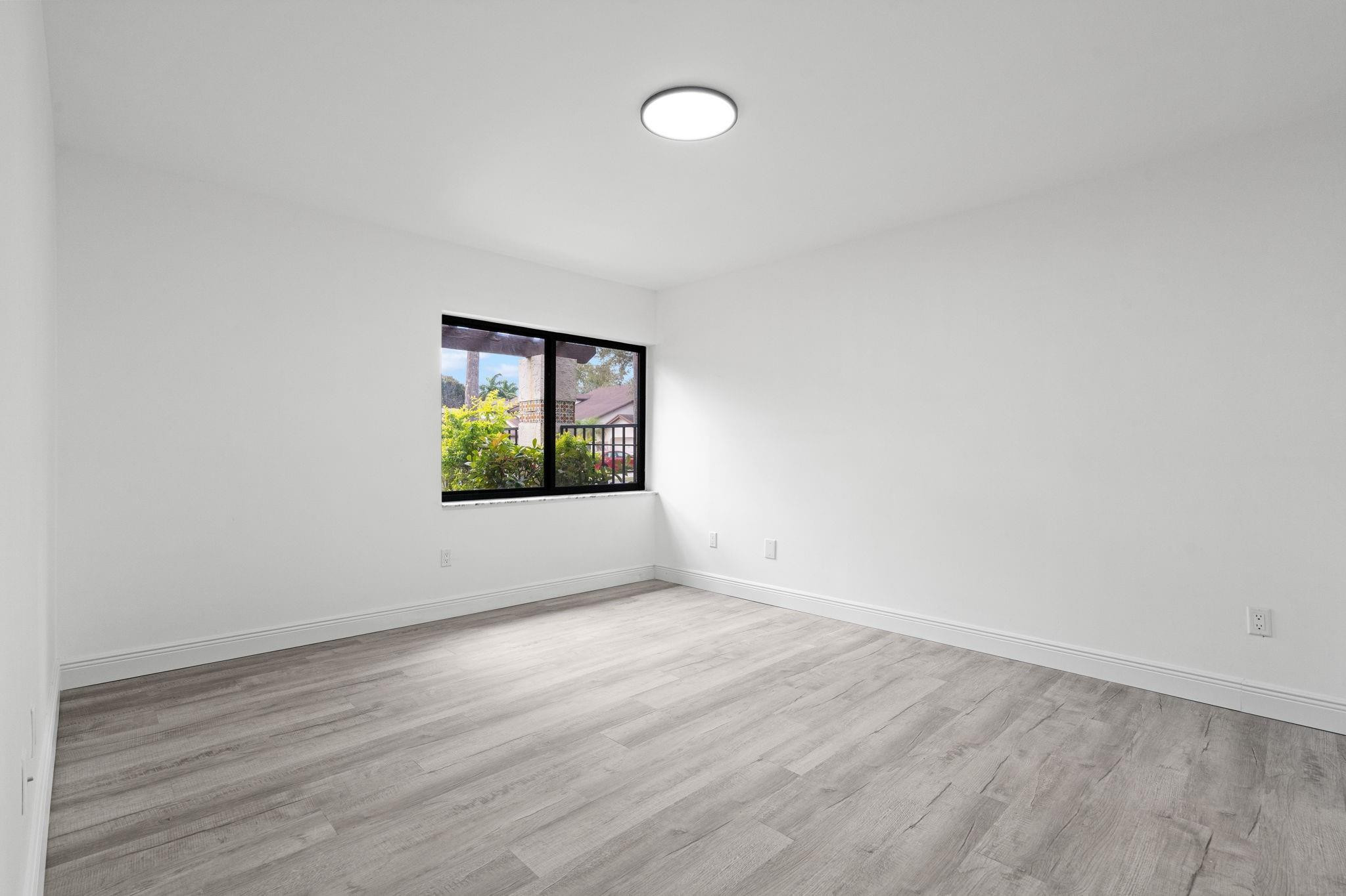 VALENCIA TOWNHOMES - Residential