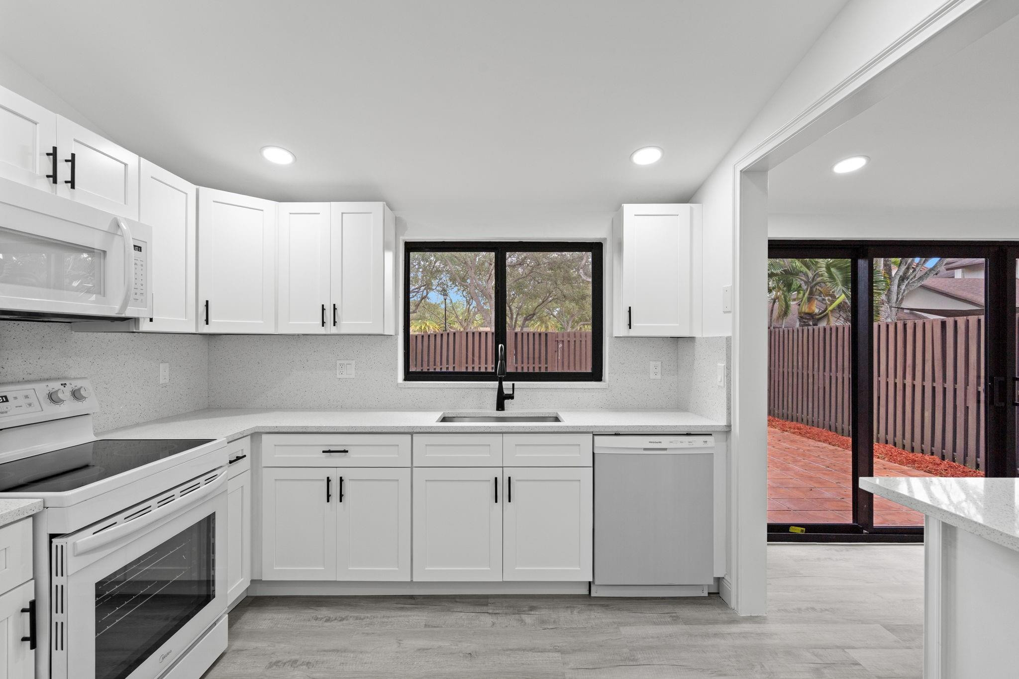 VALENCIA TOWNHOMES - Residential