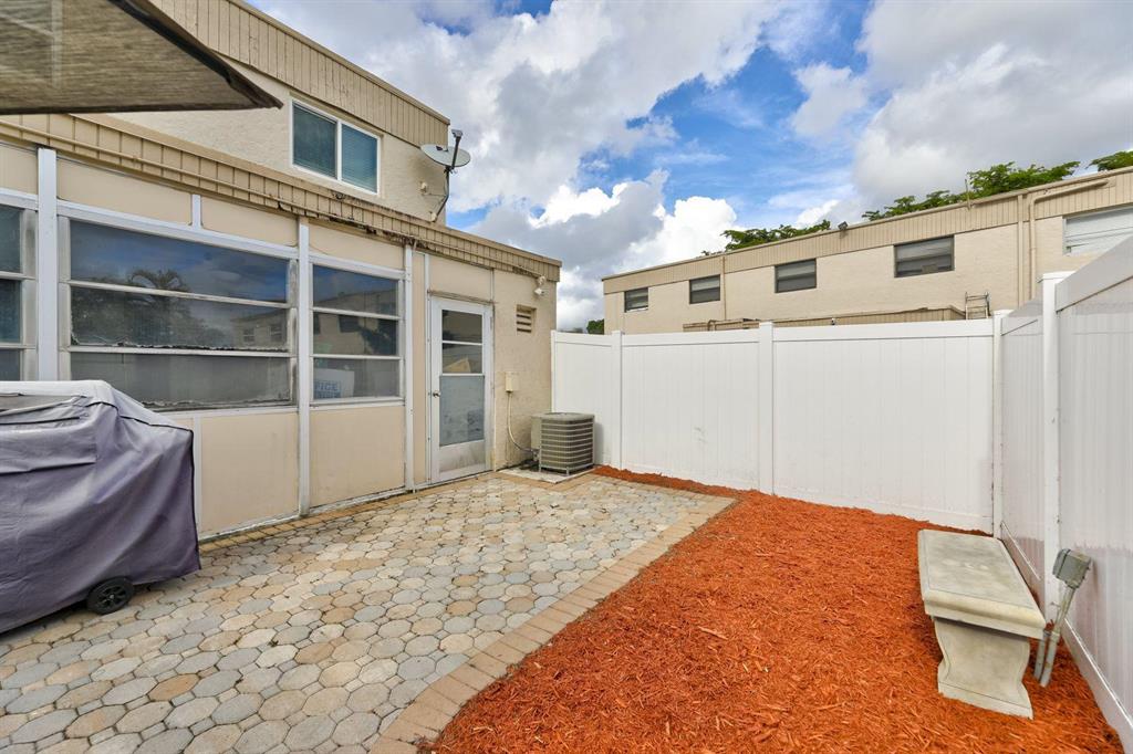 TOWNHOUSES OF ORIOLE - Residential