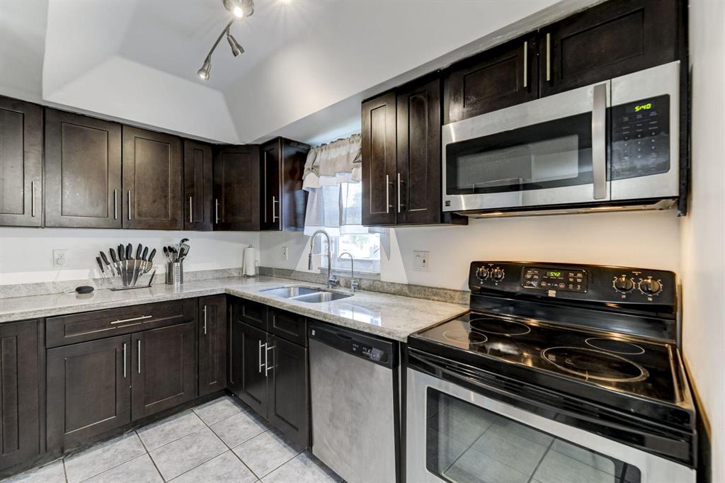 TOWNHOUSES OF ORIOLE - Residential