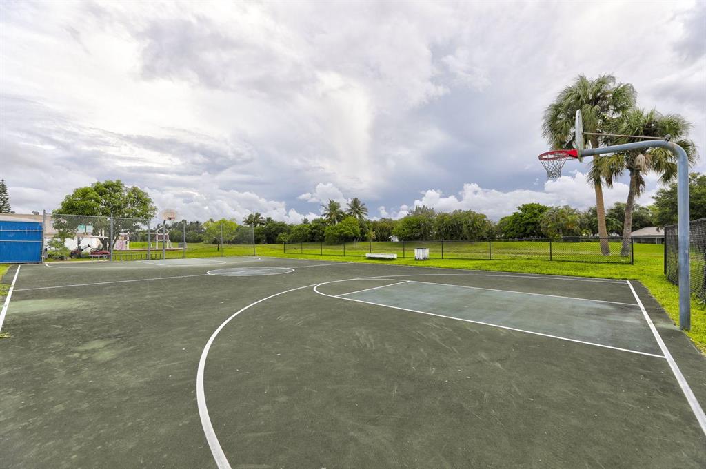 TOWNHOUSES OF ORIOLE - Residential