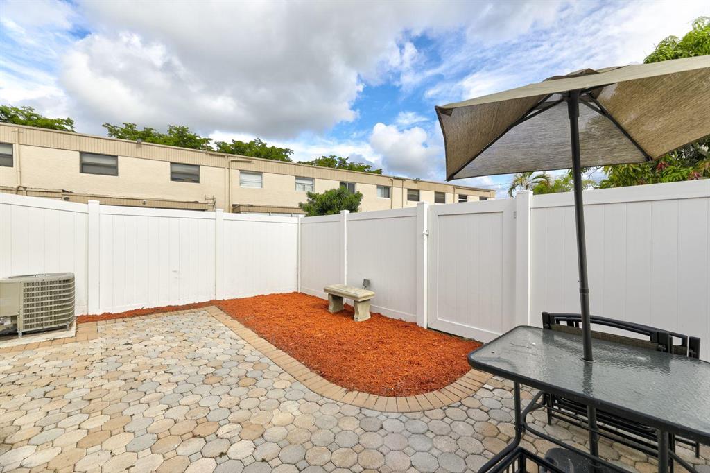 TOWNHOUSES OF ORIOLE - Residential