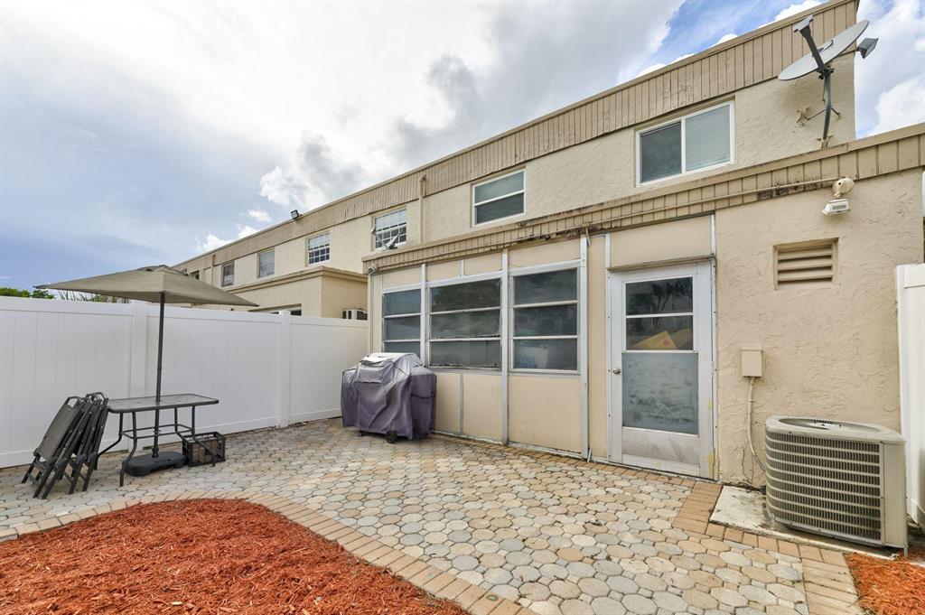 TOWNHOUSES OF ORIOLE - Residential