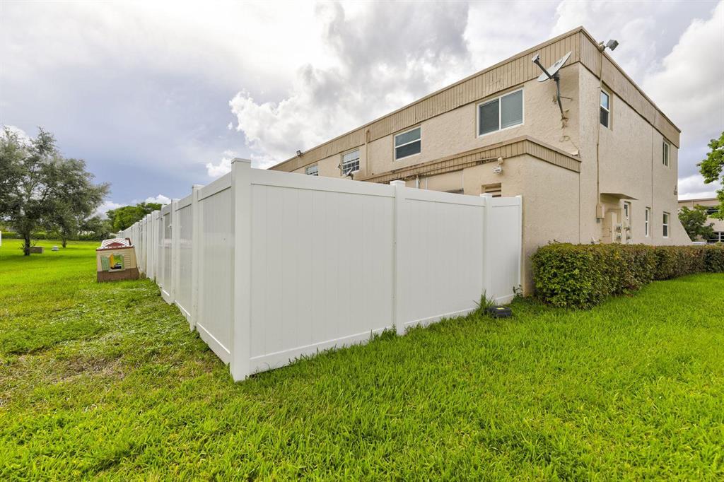 TOWNHOUSES OF ORIOLE - Residential