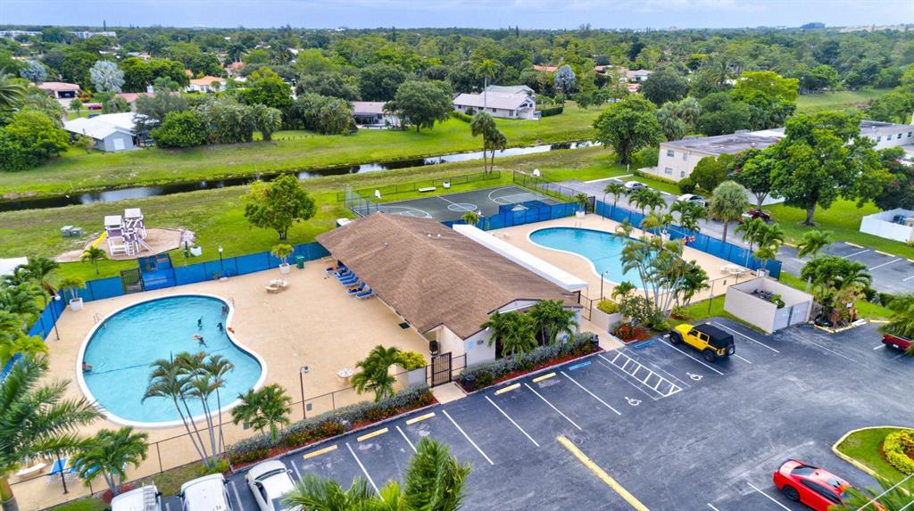 TOWNHOUSES OF ORIOLE - Residential