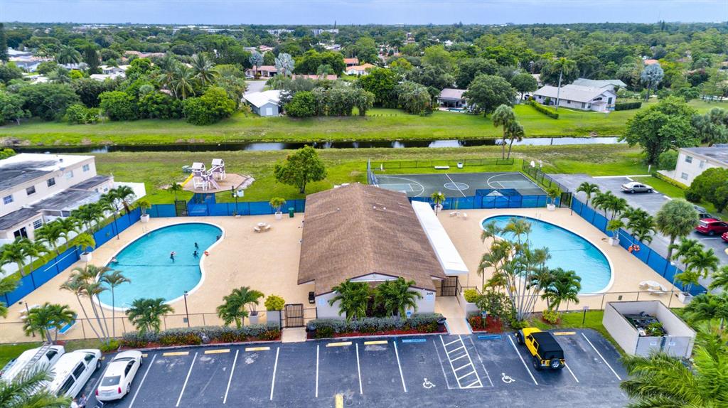 TOWNHOUSES OF ORIOLE - Residential