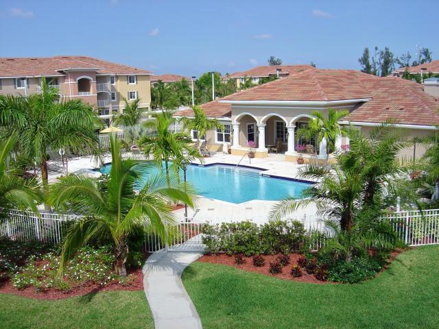Gorgeous remodeled 2/2 in a beautiful community. Hardwood floors. Glass tile backsplash in kitchen. European style cabinetry and much much more... Amenities include fitness center, 2 pools, 2 spas, clubhouse and tennis court. Come live like you're on vacation!!!