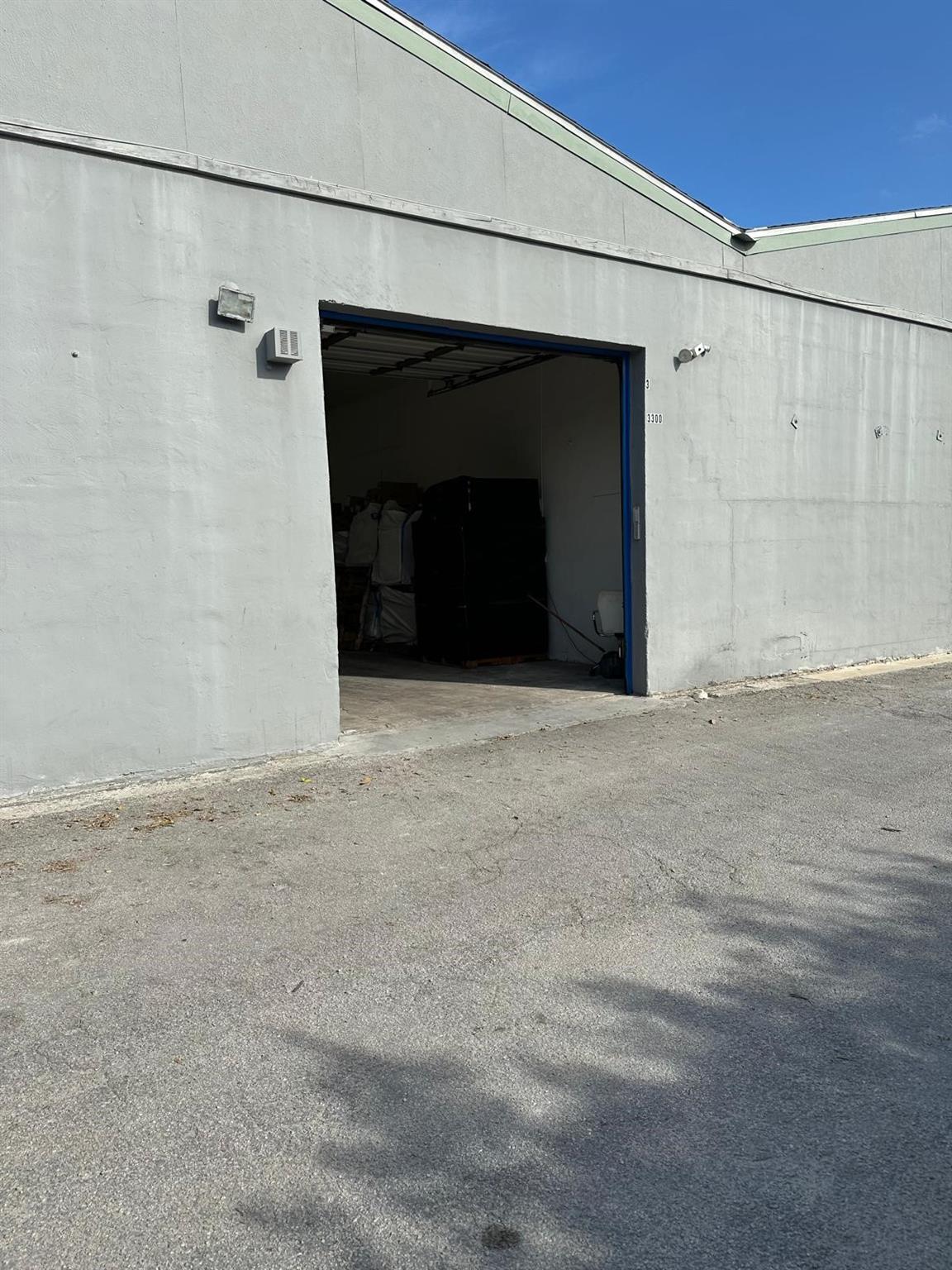 nice unit about 3000 sf near 441 and griffin ready to move in
one spot parking