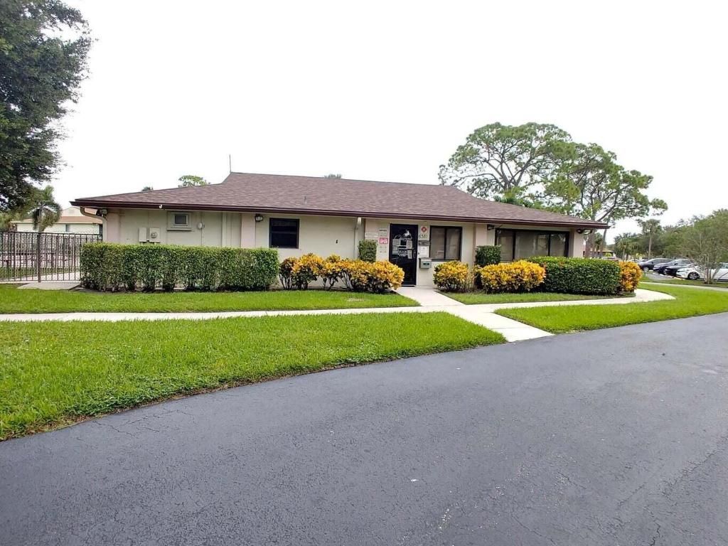 Photo of 6258 Chasewood Drive #E, Jupiter, FL 33458 (MLS # R10967889)