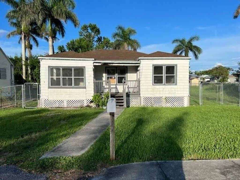 Photo of 256 Banyan Avenue, Pahokee, FL 33476 (MLS # R10897092)