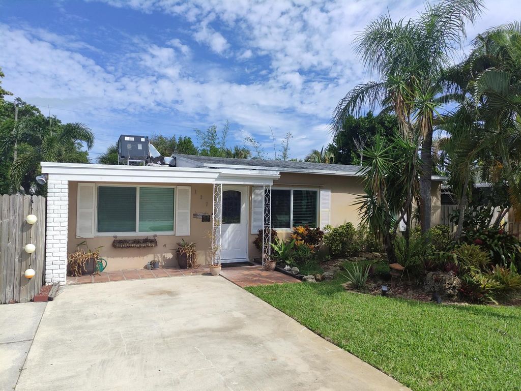 Photo of 127 SW 12th Avenue, Boynton Beach, FL 33435 (MLS # R11098338)