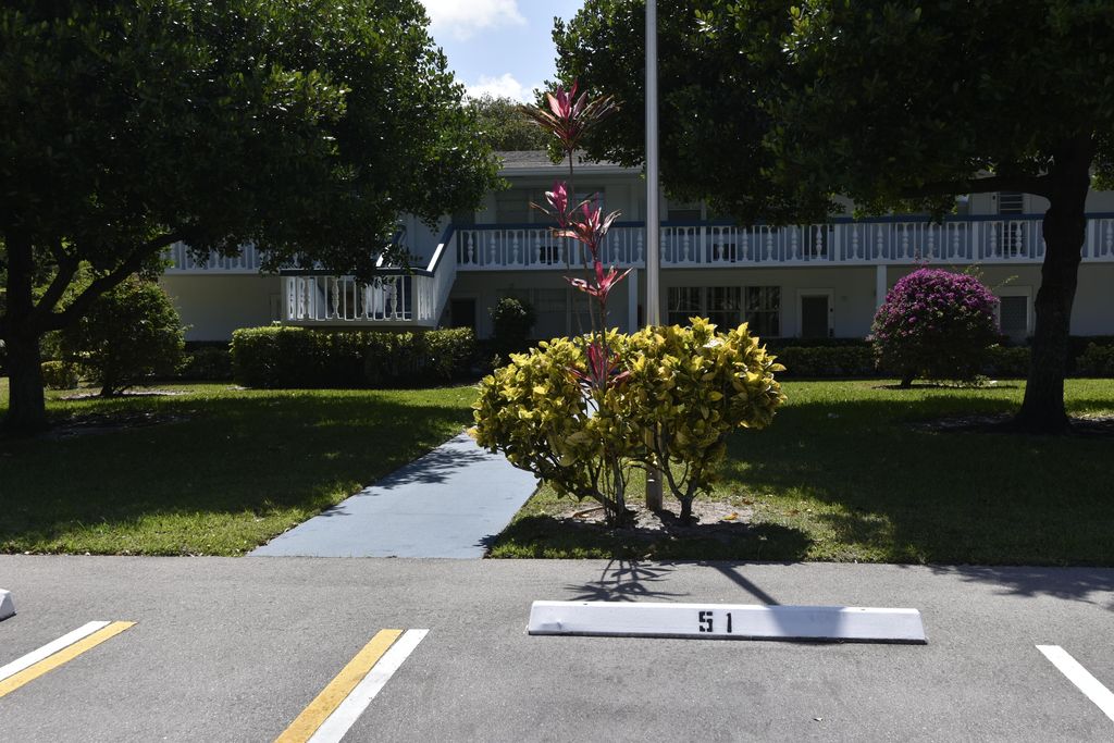 Photo of 51 Oakridge E #51, Deerfield Beach, FL 33442 (MLS # R10982035)