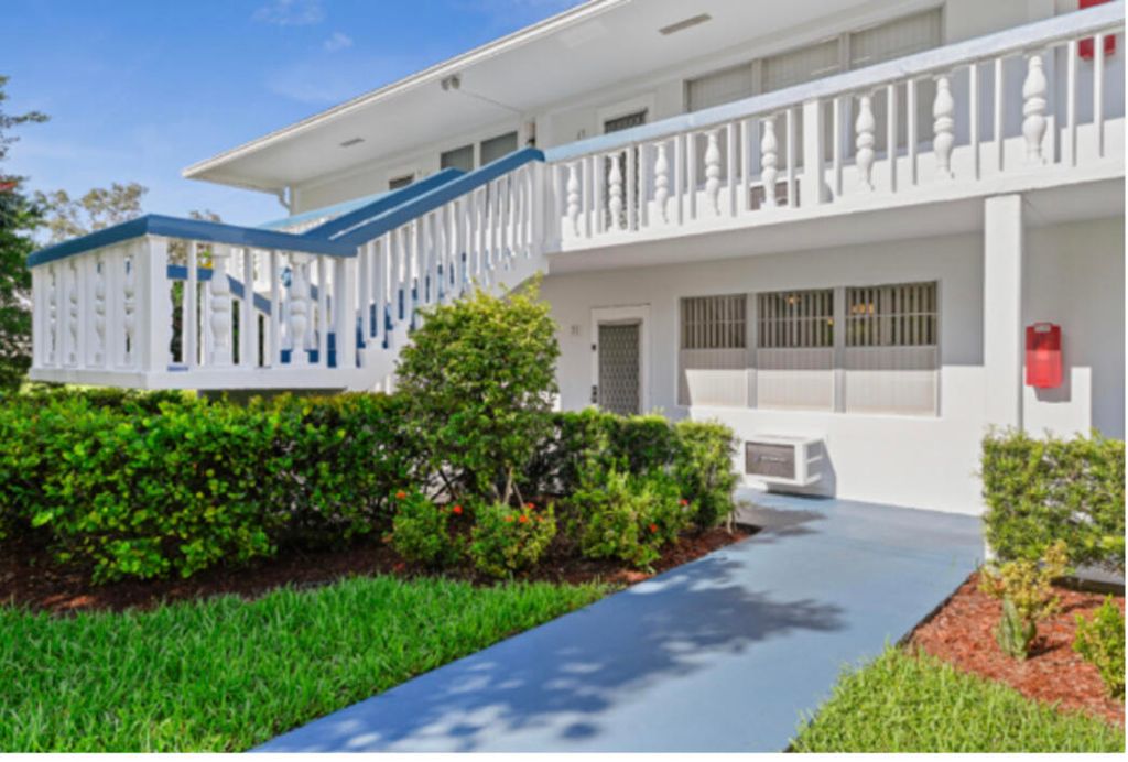 Photo of 51 Oakridge E #51, Deerfield Beach, FL 33442 (MLS # R10982035)