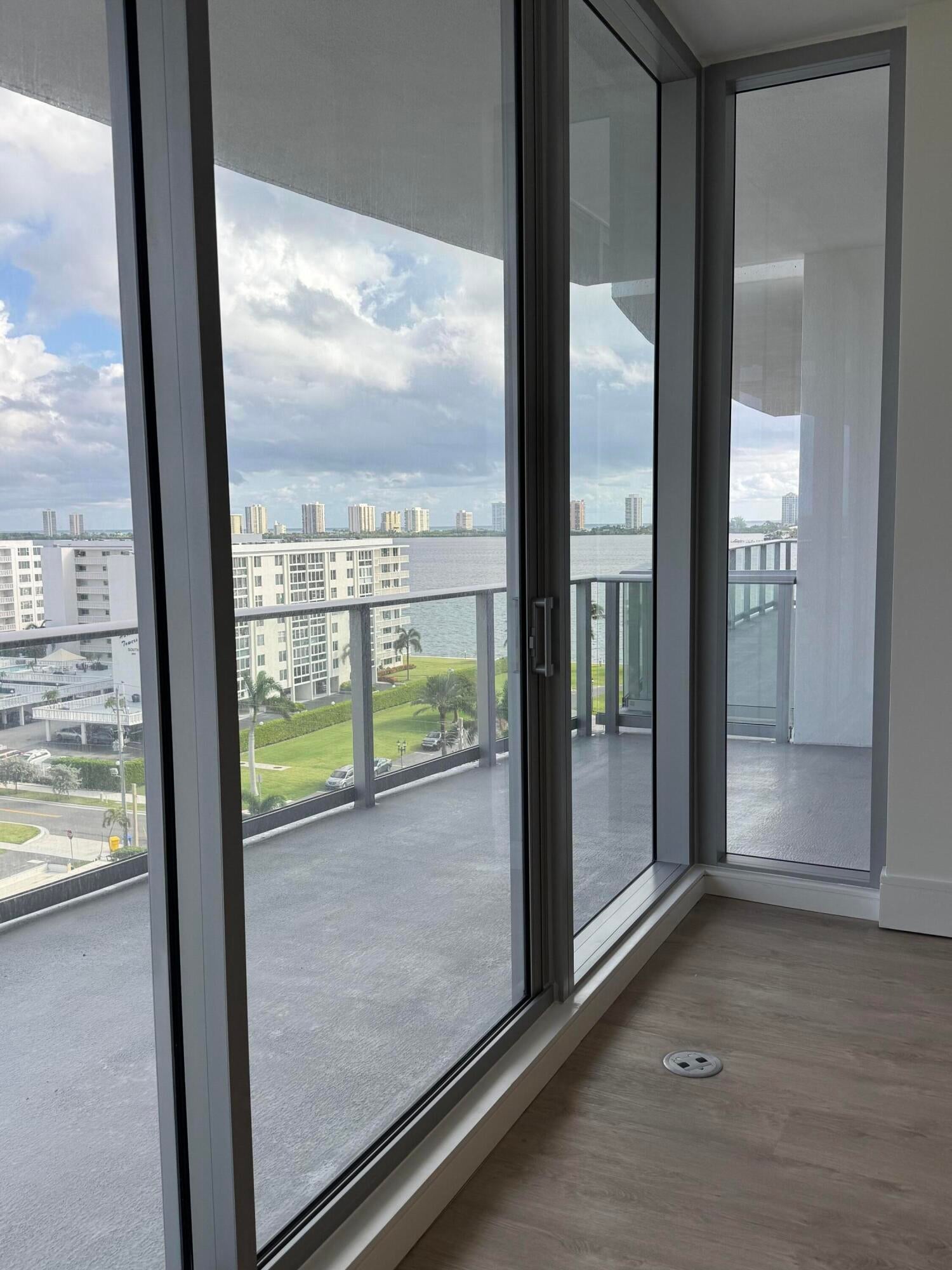 220 Lake Shore Drive 813