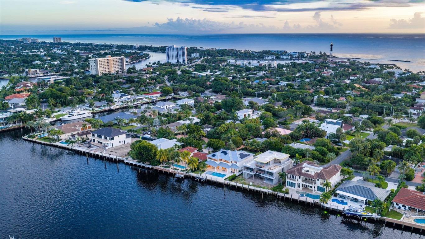 2103 N Riverside Drive