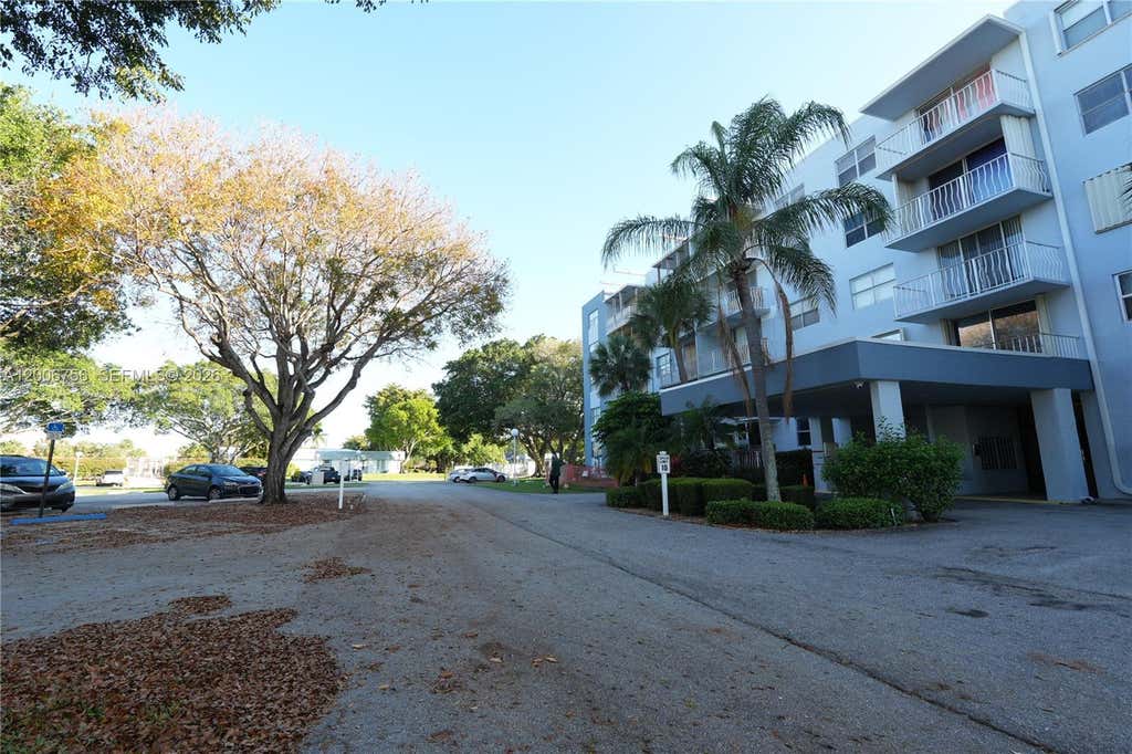 Photo of 500 EXECUTIVE CENTER Drive #2A, West Palm Beach, FL 33401 (MLS # B26059828)