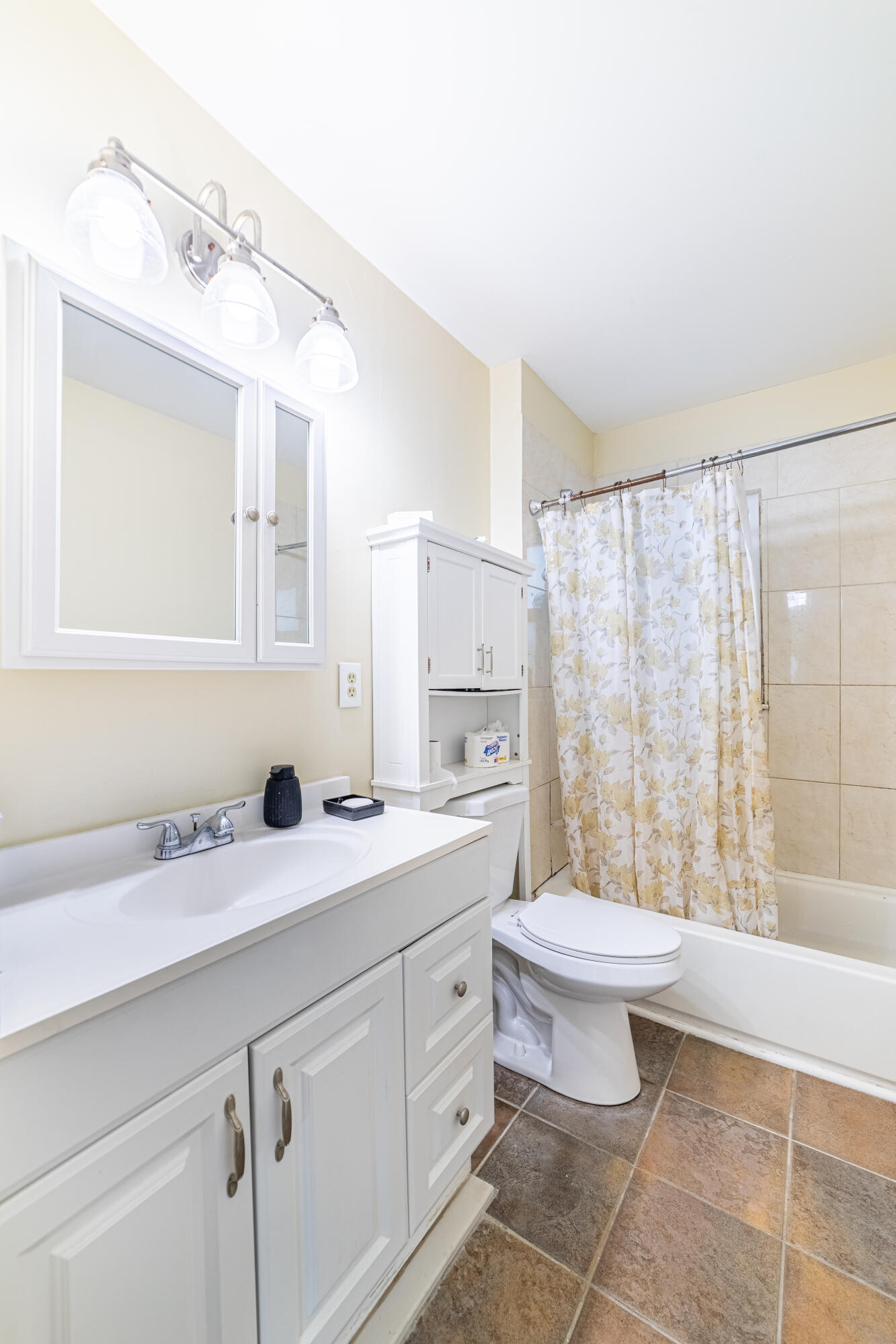 COLONIAL ESTATES - Residential Income