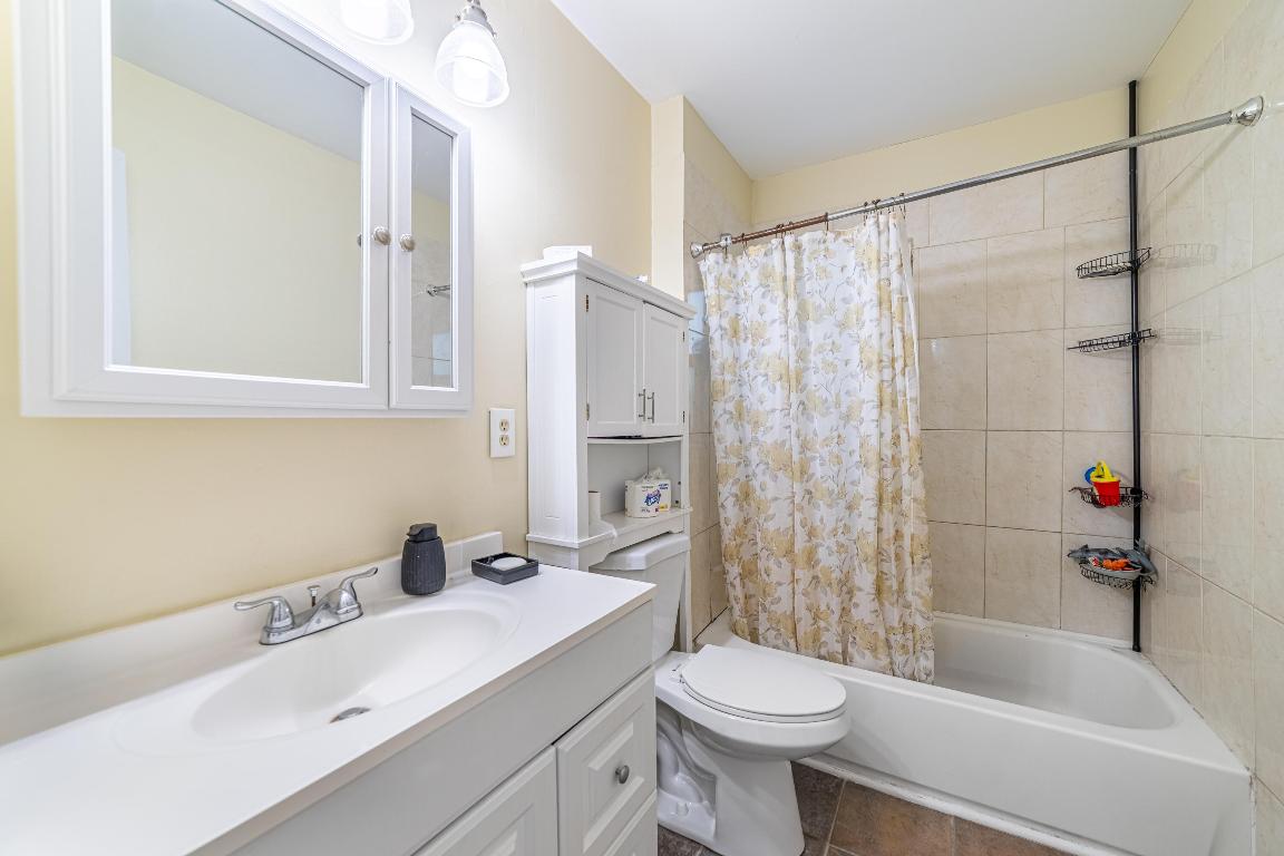 COLONIAL ESTATES - Residential Income