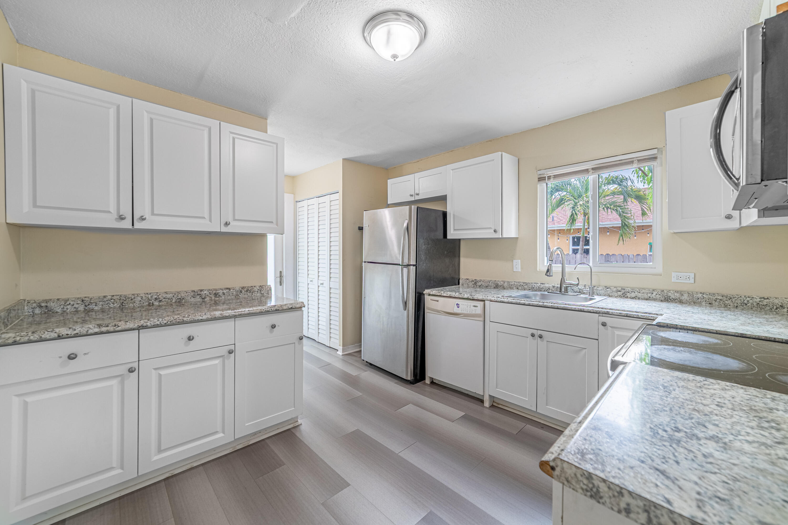 COLONIAL ESTATES - Residential Income