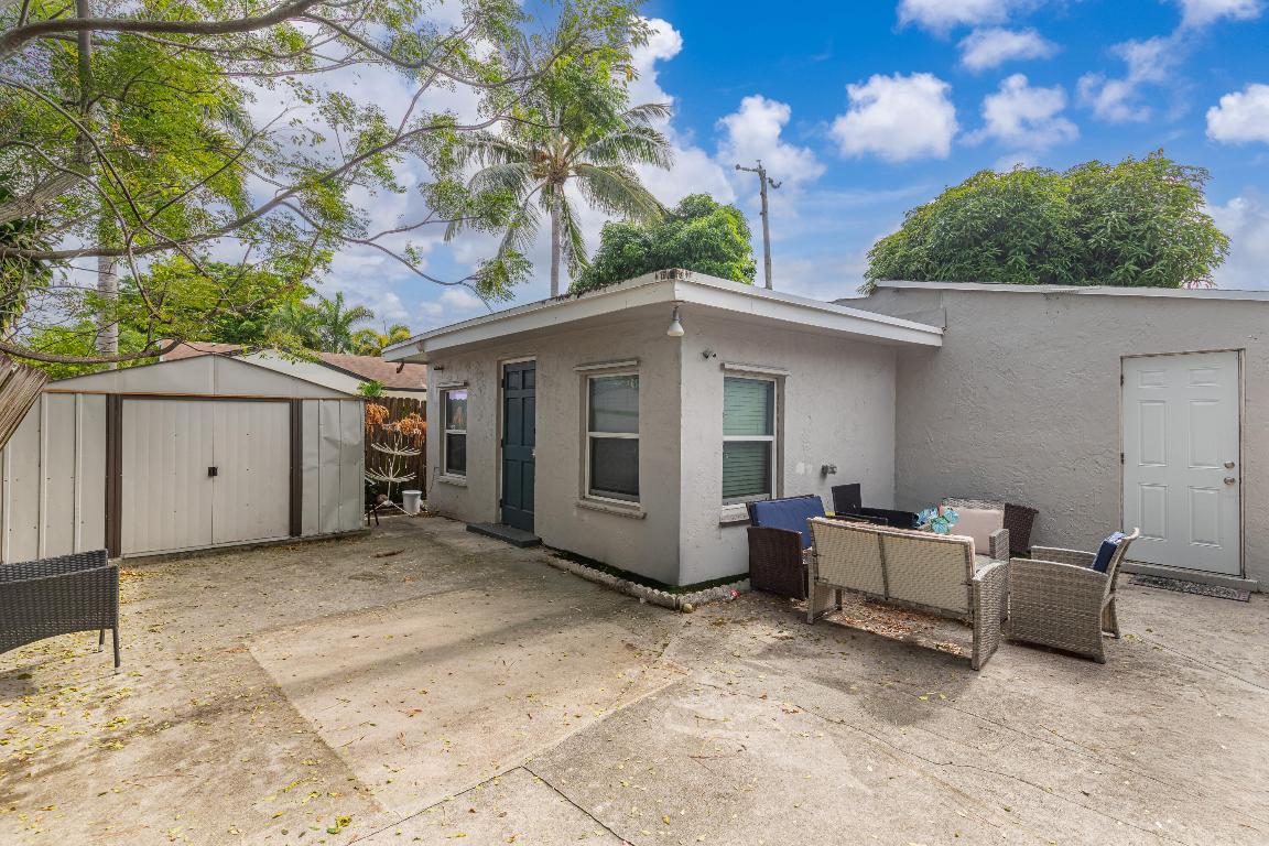 COLONIAL ESTATES - Residential Income