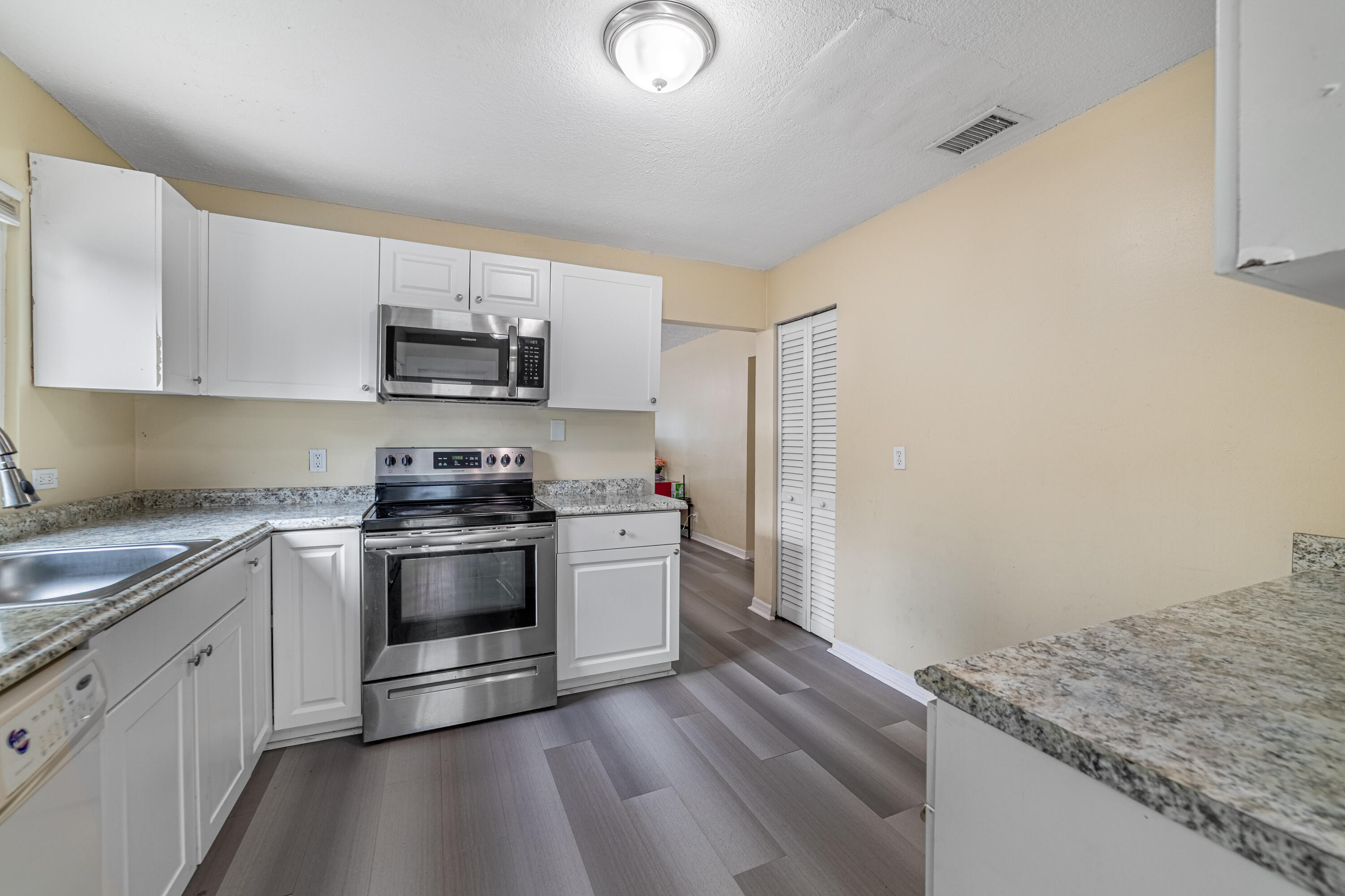 COLONIAL ESTATES - Residential Income